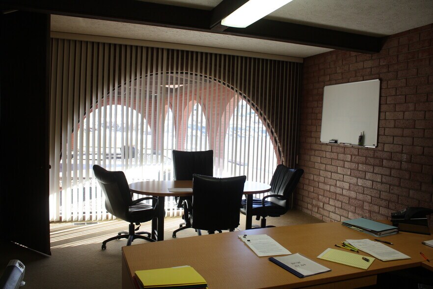 More Photos Of 934 E Wheeler Rd, Moses Lake Showroom For Sale