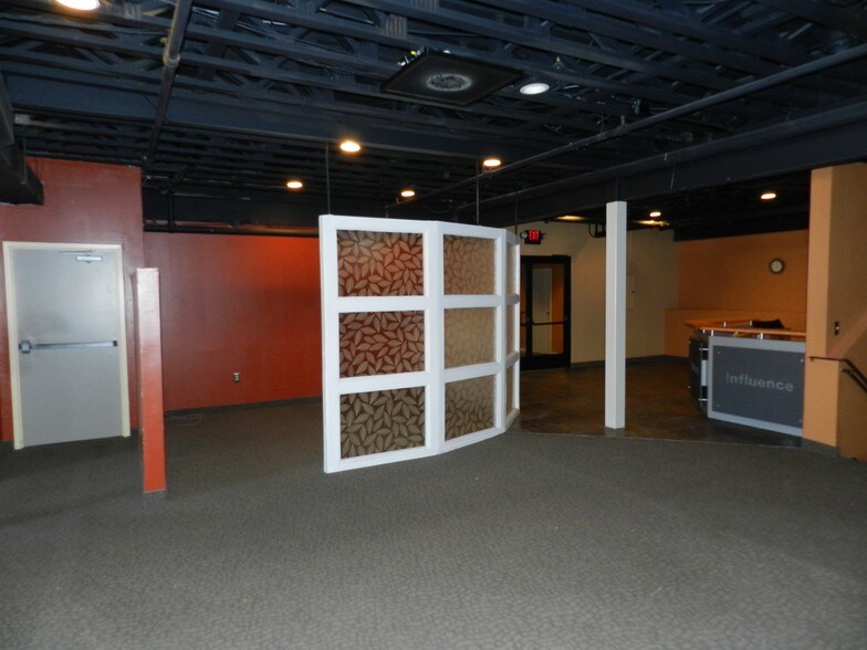 More Photos Of 7 N Saginaw St, Pontiac Office For Lease