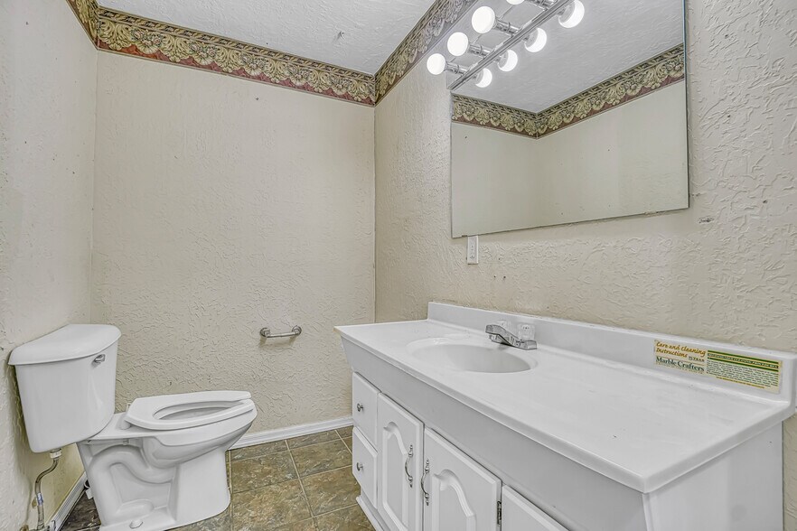 More Photos Of 1222 NW Cache Rd, Lawton Office For Sale