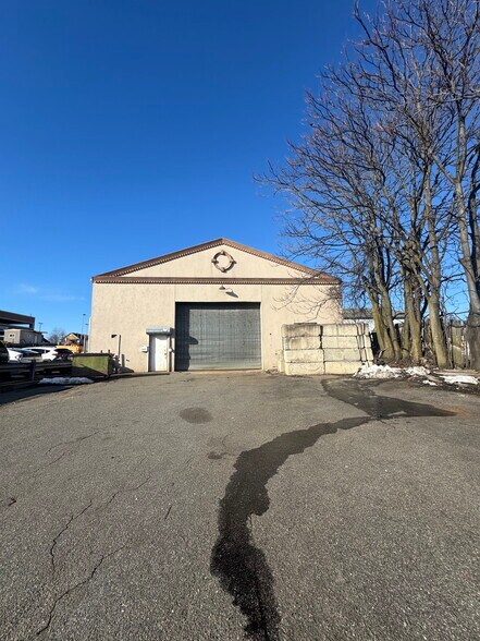 More Photos Of 349 Union Ave, Westbury Warehouse For Lease