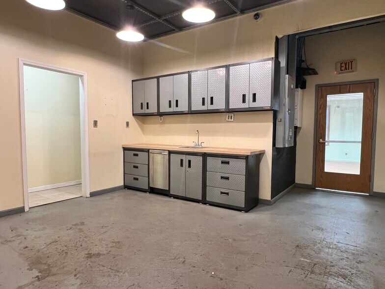 More Photos Of 299 Ridgedale Ave, East Hanover Warehouse For Lease