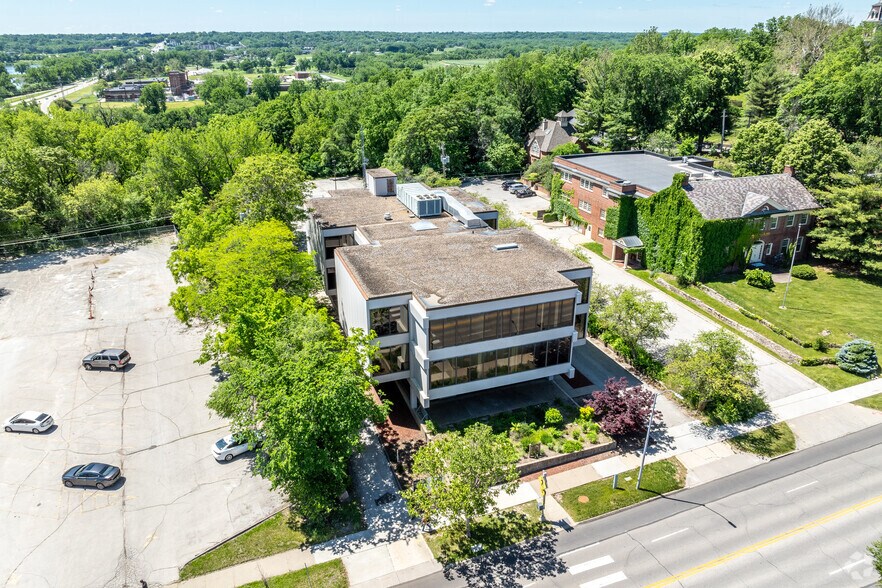 More Photos Of 2150 Grand Ave, Des Moines Office For Lease