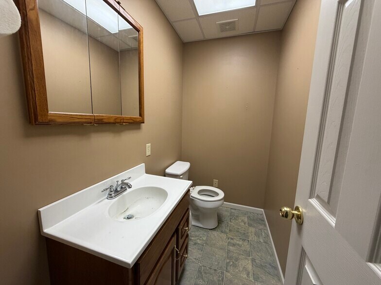 More Photos Of 305 N Mason St, Carrollton Office For Sale