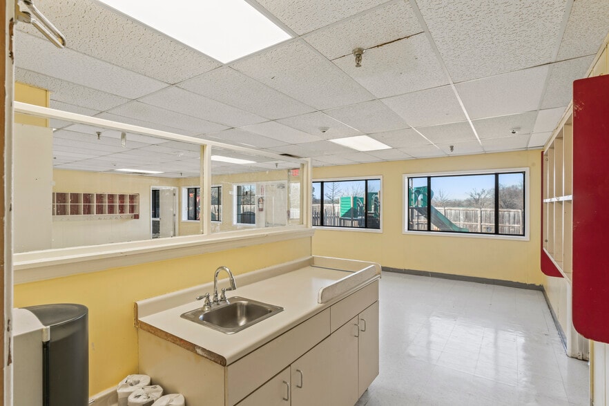 More Photos Of 211 Edds Ln, Sterling Schools For Lease