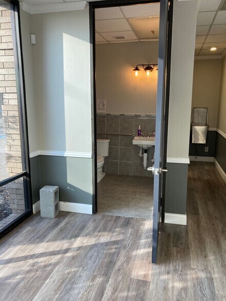 More Photos Of 6677 Rookin St, Houston Storefront Retail Office For Lease