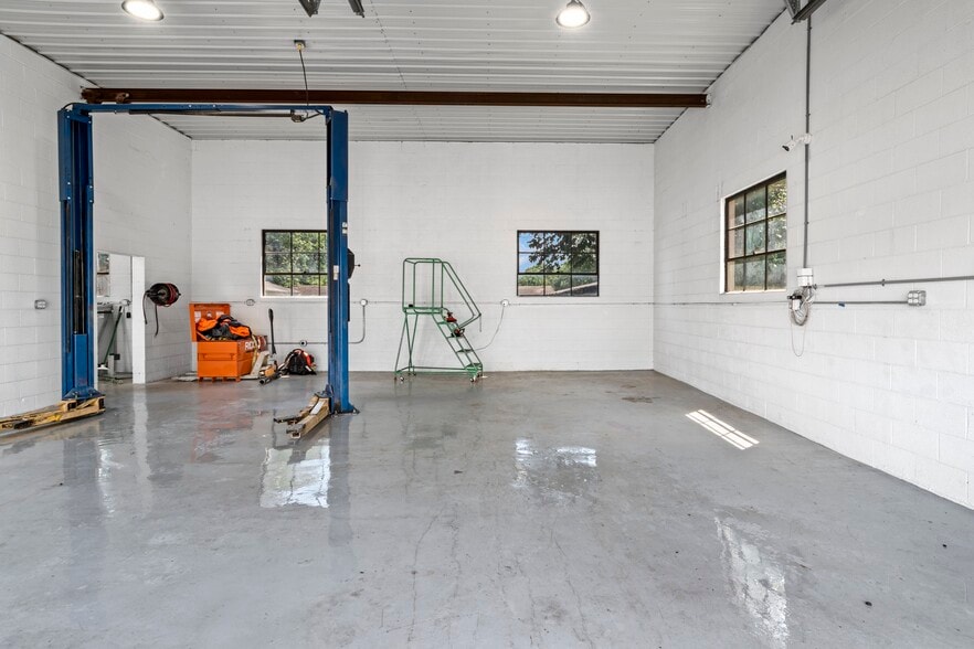 More Photos Of 1417 W Main St, Yadkinville Industrial For Sale