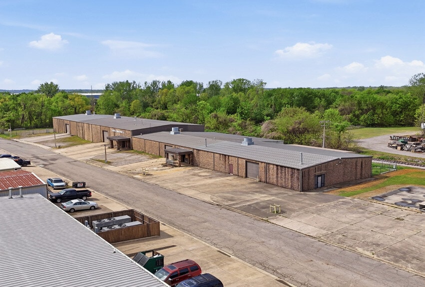 Primary Photo Of 1024 S 25th St, Van Buren Distribution For Lease