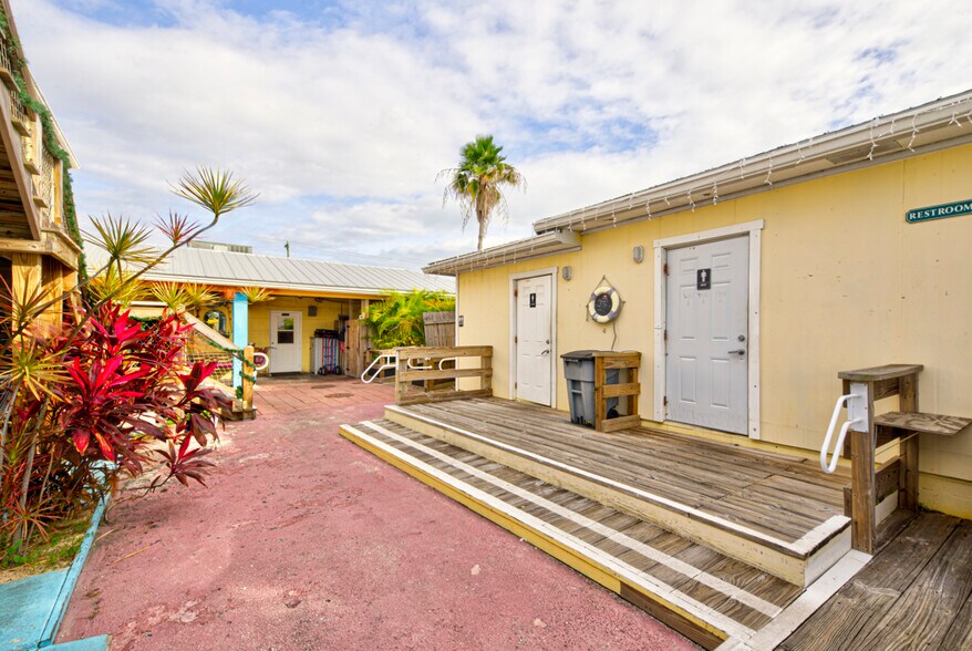 More Photos Of 400-408 W Cocoa Beach Cswy, Cocoa Beach Restaurant For Sale