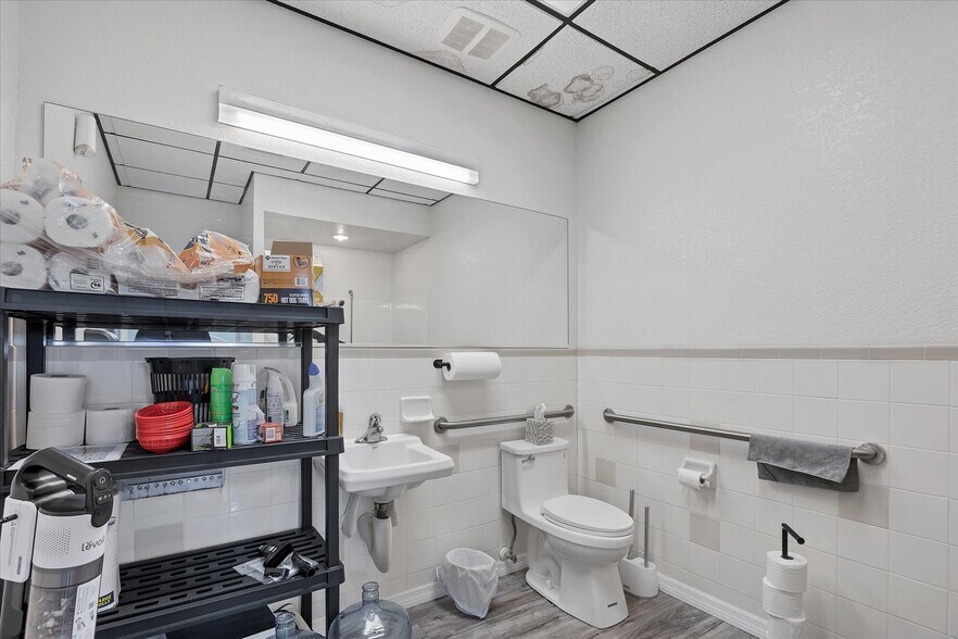 More Photos Of 3279 S Access Rd, Englewood Freestanding For Sale