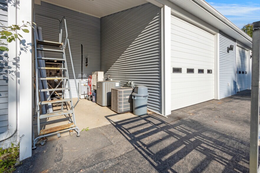 More Photos Of 28 Commercial Ct, Auburn Manufacturing For Sale