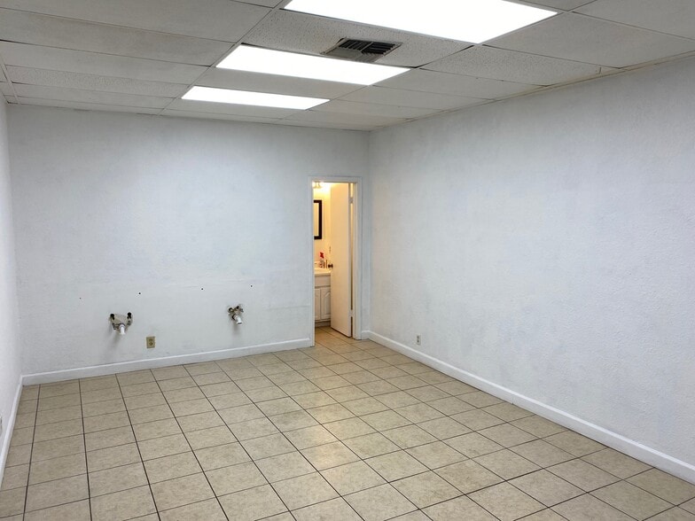 More Photos Of 4218-4220 Centergate St, San Antonio Research And Development For Lease