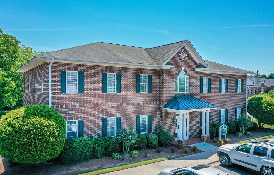 More Photos Of 2936 Breezewood Ave, Fayetteville Office For Lease