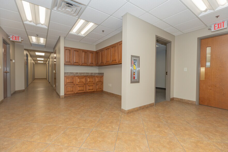 More Photos Of 955 E Diamond Ave, Evansville Manufacturing For Lease