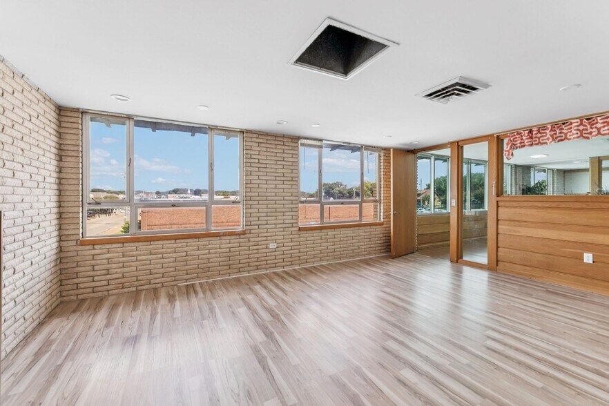 More Photos Of 506 College St W, Fayetteville Office For Sale