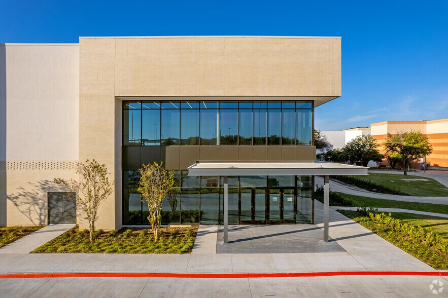 More Photos Of 3560 W Camp Wisdom Rd, Dallas Medical For Lease