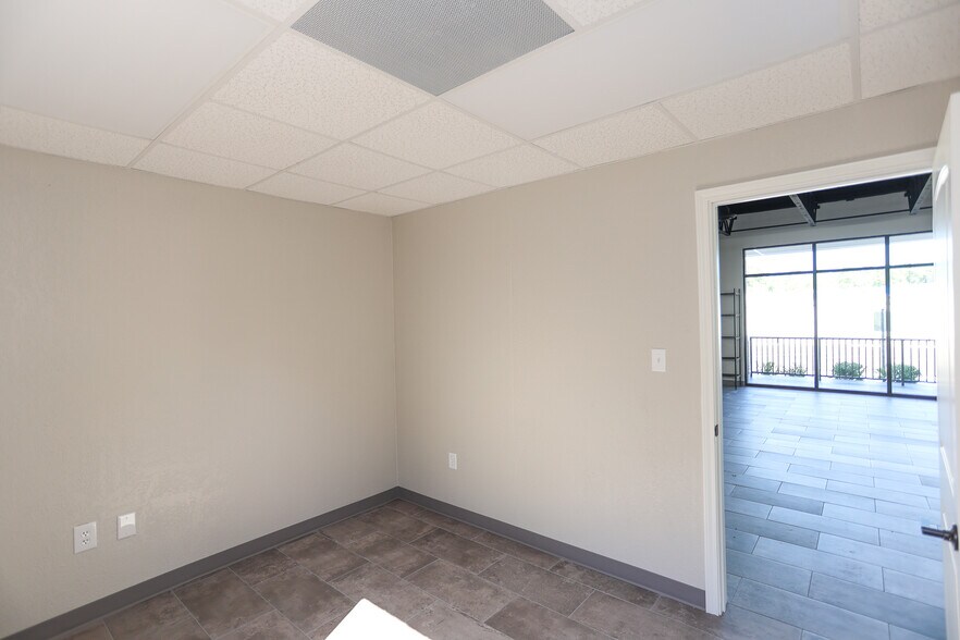 More Photos Of 2121 Timber Lane St, Conroe Storefront Retail Office For Sale