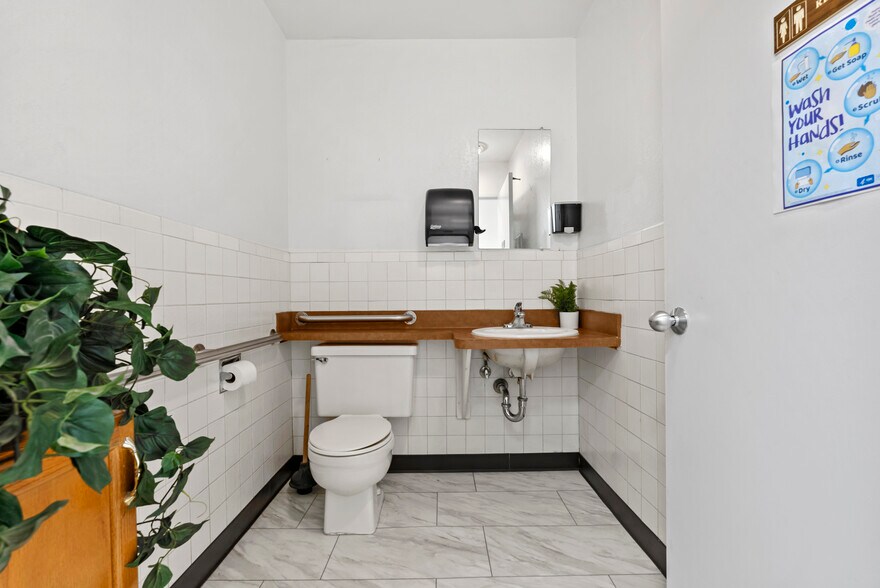 More Photos Of 970 Petit Ave, Ventura Medical For Sale