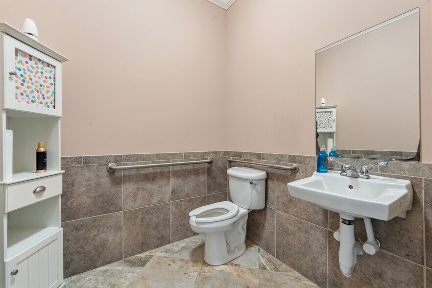 More Photos Of 3193 SE Dixie Hwy, Stuart Office For Sale