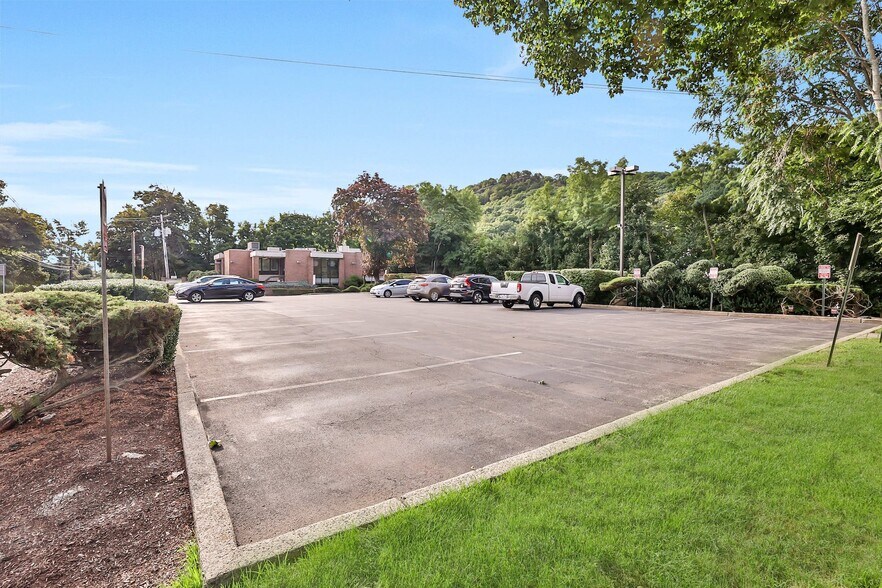 More Photos Of 171 Ramapo Rd, Garnerville Office For Lease