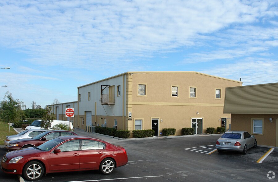 More Photos Of 1014-1016 US Highway 19 N, Holiday Showroom For Lease