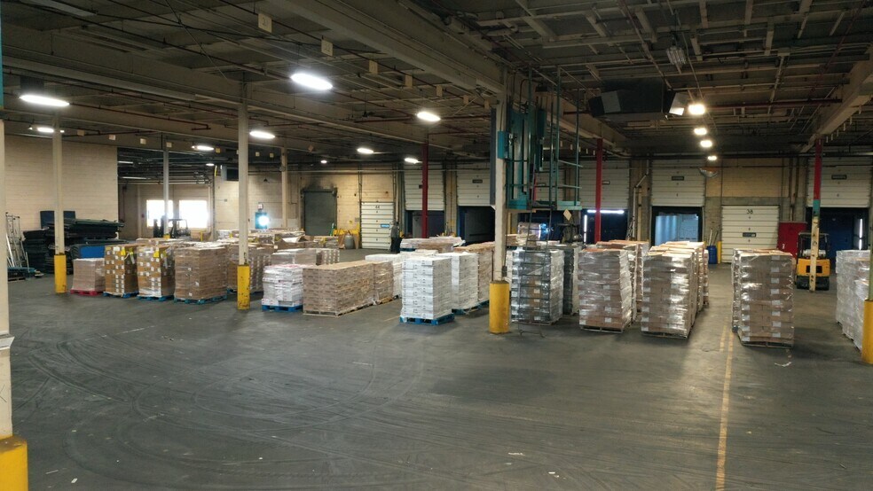More Photos Of 1551 E Willow St, Kankakee Warehouse For Lease