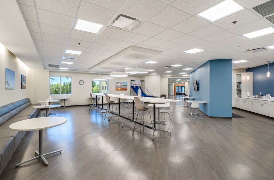 More Photos Of 1000 Sawgrass Corporate Pkwy, Sunrise Office For Lease