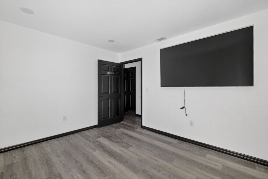 More Photos Of 1130 E North Blvd, Leesburg Freestanding For Lease