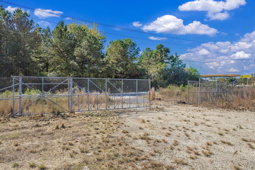 More Photos Of 53 Commerce Ave, Clinton Truck Terminal For Sale