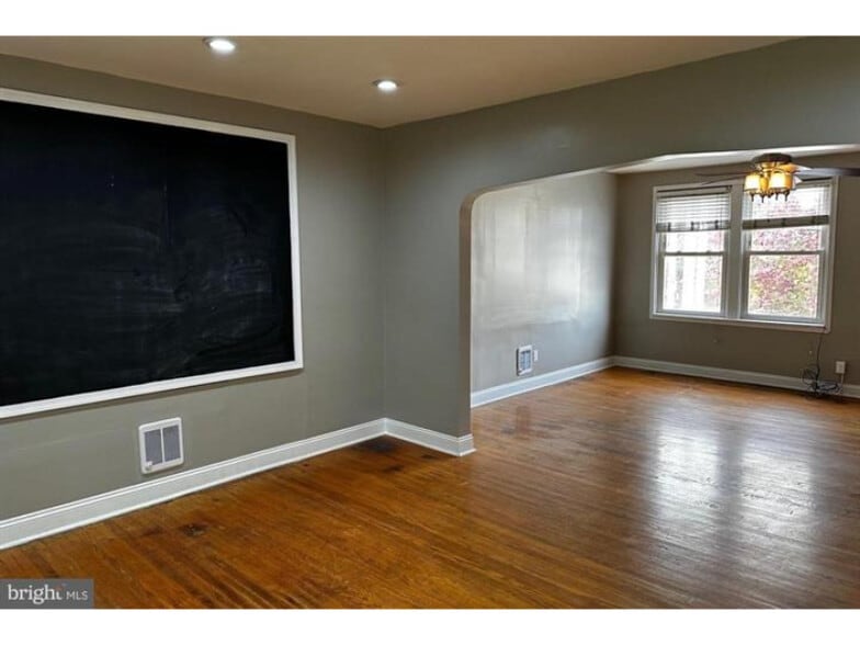 More Photos Of 326 E Broadway, Red Lion Flex For Sale