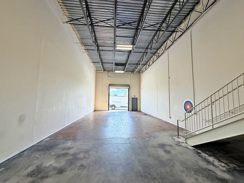 More Photos Of 14231 W Jetport Loop, Fort Myers Showroom For Lease