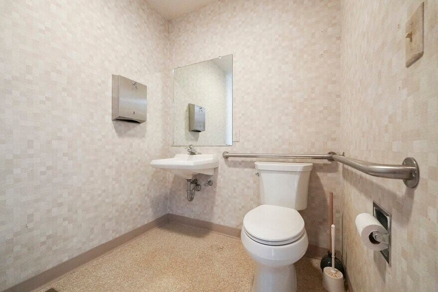 More Photos Of 5955 S Oak St, Glen Arbor Medical For Sale