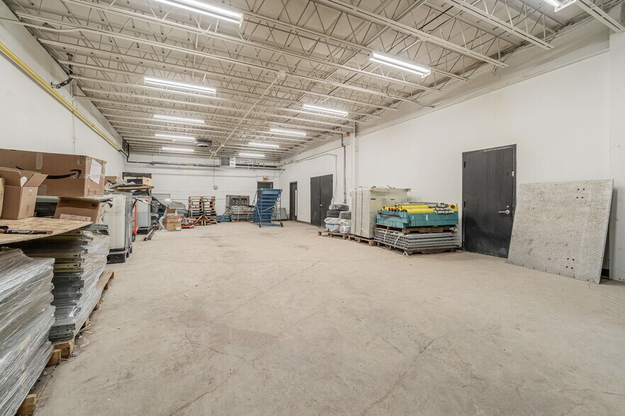 More Photos Of 8515 Av 9e, Montréal Light Manufacturing For Lease