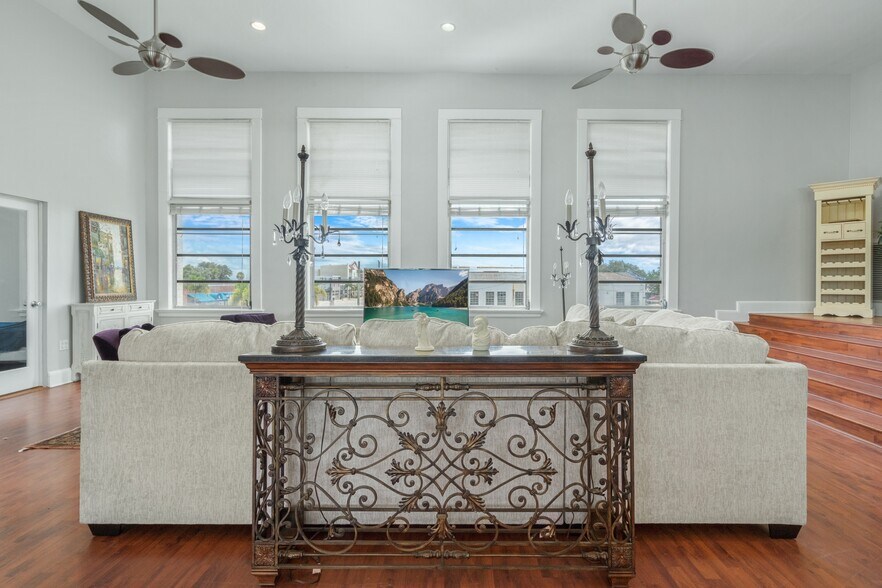 More Photos Of 47 W Wall St, Frostproof Loft Creative Space For Lease