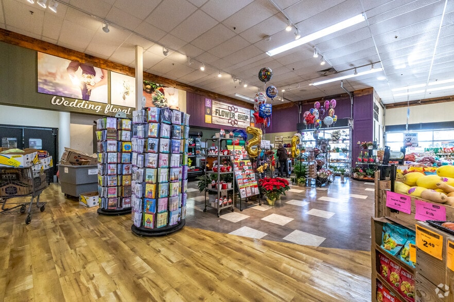 More Photos Of 690 W State St, Burlington Supermarket For Sale