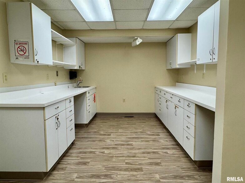 More Photos Of 130 N Broadway St, Table Grove Flex For Sale