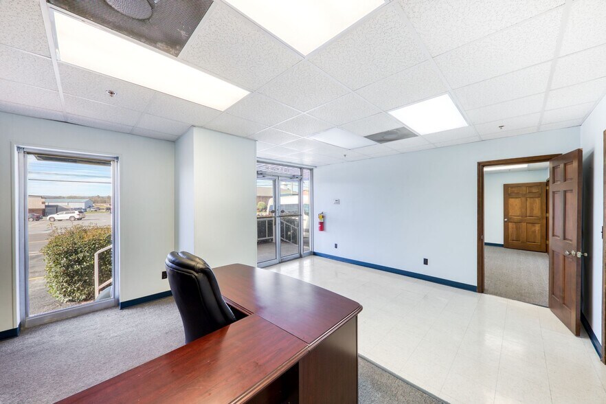 More Photos Of 410 S River St, Calhoun Warehouse For Lease