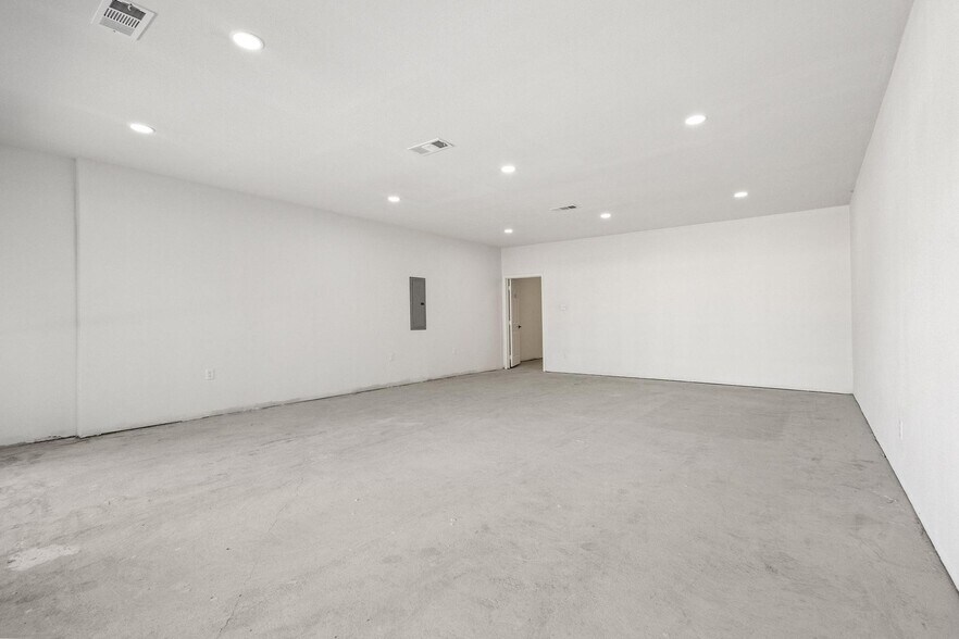 More Photos Of 717 E Liberty St, Pilot Point Storefront Retail Office For Lease