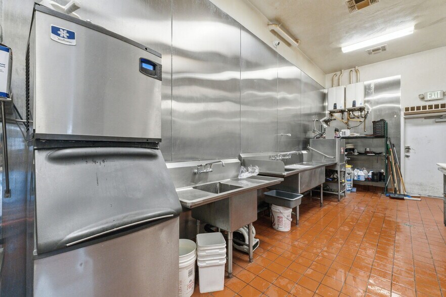More Photos Of 1377 W El Monte Way, Dinuba Restaurant For Lease
