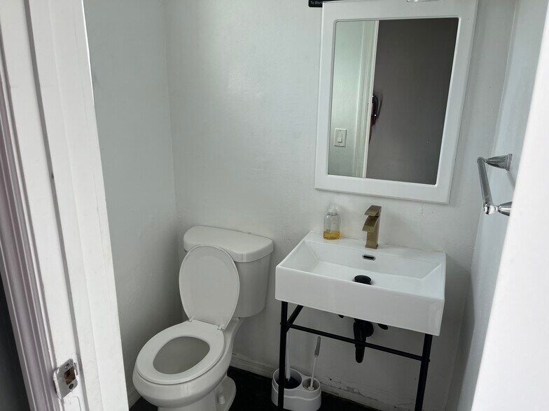 More Photos Of 1828-1832 N Dixie Hwy, Lake Worth Storefront Retail Office For Lease