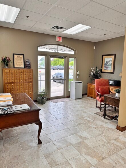 More Photos Of 1401-1425 E Ayers St, Edmond Office For Lease