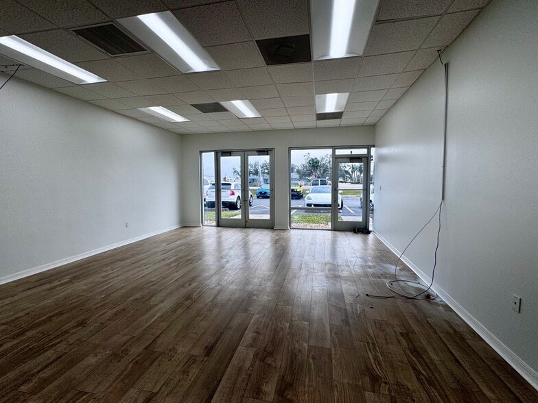 More Photos Of 1410 Commerce Blvd, Sarasota Flex For Lease