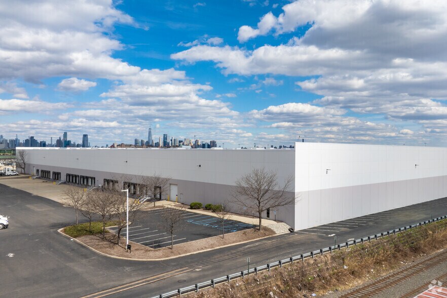 More Photos Of 25 Colony Rd, Jersey City Warehouse For Lease