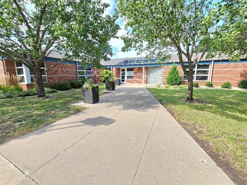 More Photos Of 401 N East St, Paola Office For Sale