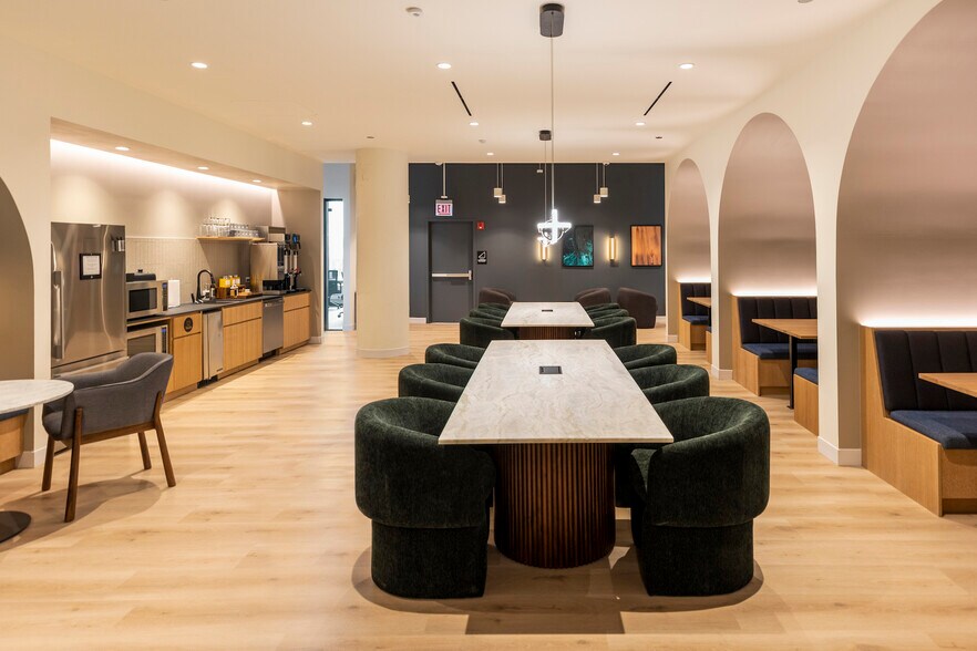 More Photos Of 24 E Washington St, Chicago Office For Sale
