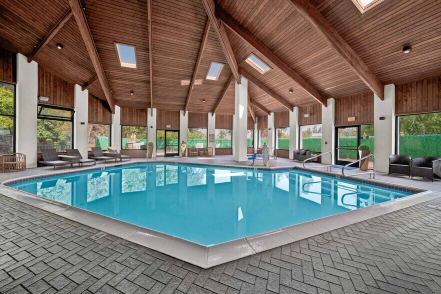 More Photos Of 2040 Factory Outlets Dr, Anderson Hotel For Sale