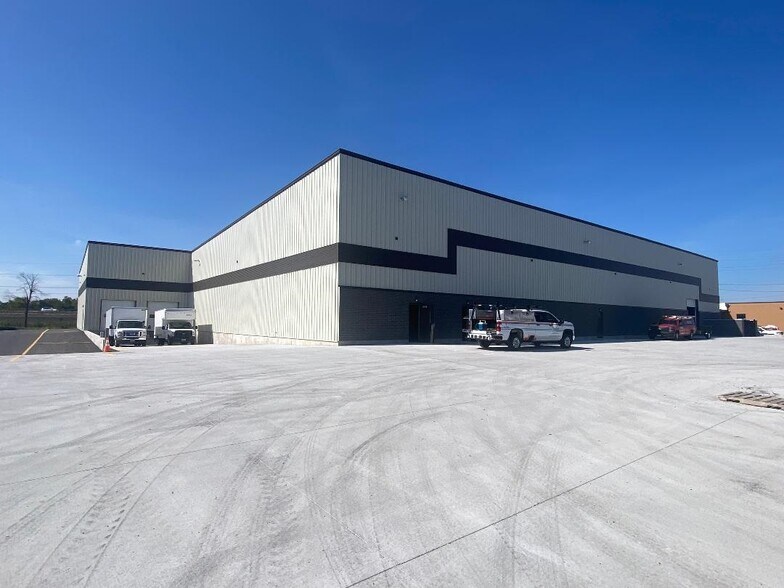 More Photos Of 733 Midway Rd, Menasha Distribution For Lease