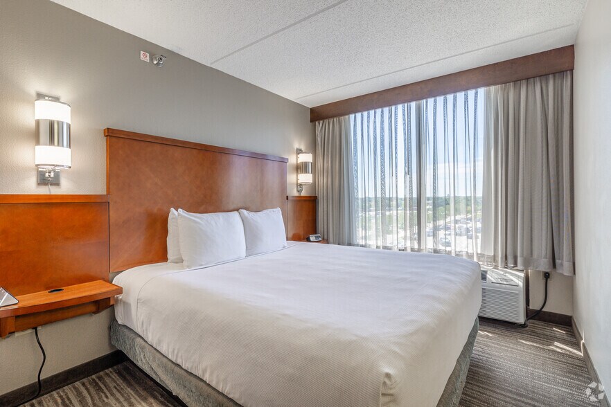 More Photos Of 1851 McConnor Pky, Schaumburg Hotel For Sale