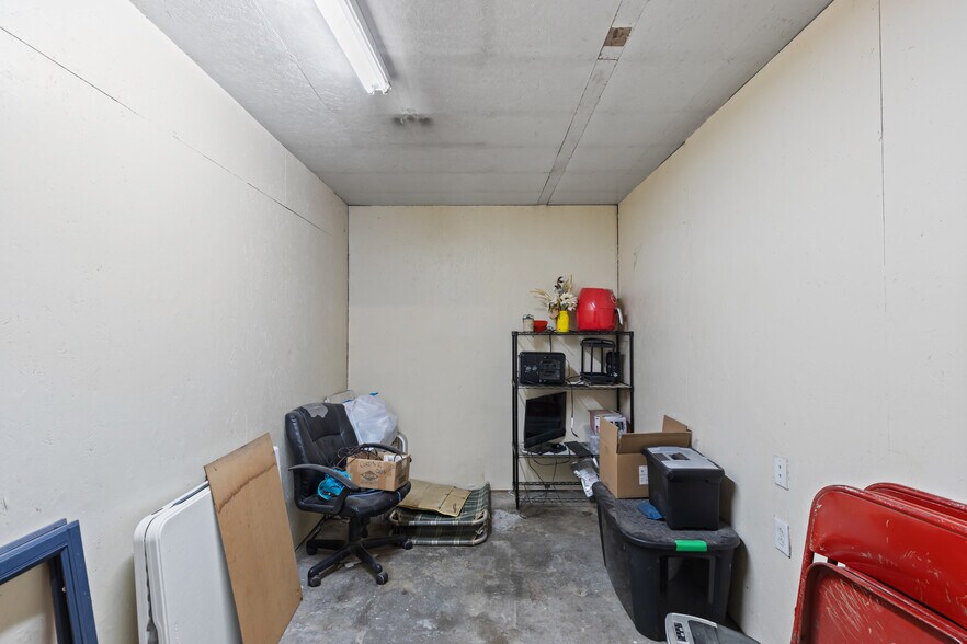 More Photos Of 60 US-54 Hwy, El Dorado Springs General Retail For Sale