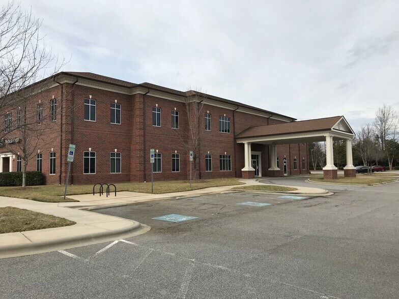 More Photos Of 17220 Northcross Dr, Huntersville Medical For Lease