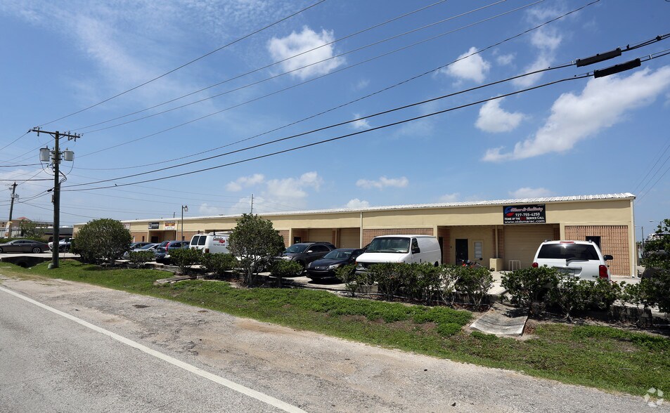 More Photos Of 141 Stevens Ave, Oldsmar Warehouse For Lease